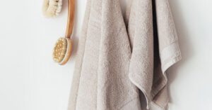 Everyday Creativity - Wooden hanger with towels and body brushes